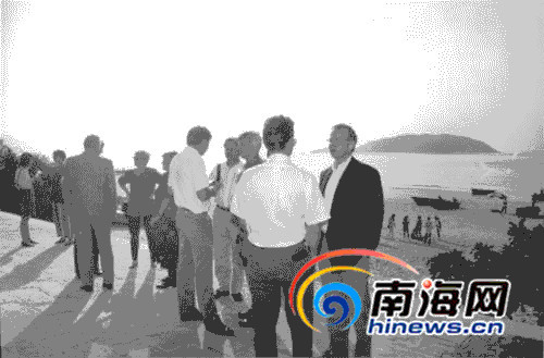 一九八八年建省后第一个来三亚旅游的外国团队。吴秋光摄