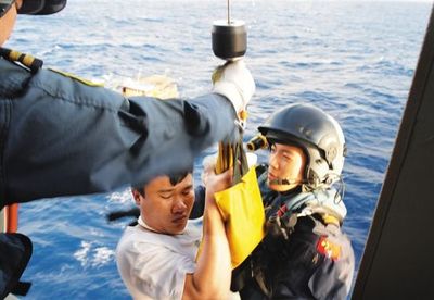 “南一飞”救助受伤渔民