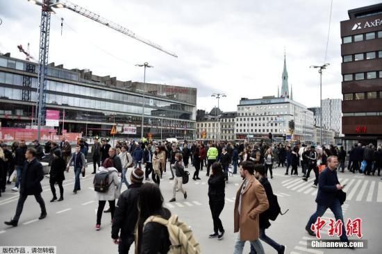 瑞典首都发生卡车撞人事件 官方称遭恐怖袭击