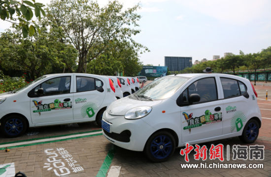 停放在呀诺达景区停车场的首汽Gofun共享租车。