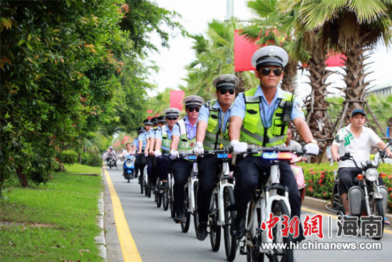 10月8日，三亚警用自行车亮相街头。