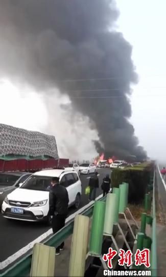 安徽高速30余车连环相撞 出动直升机抢救车祸