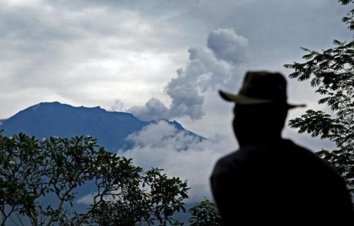 印尼峇厘岛阿贡火山或时隔50年喷发 居民急逃