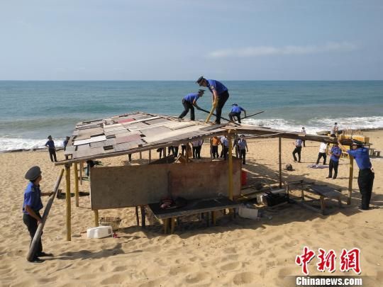 执法人员拆除沙滩违法建筑。赵庆山 摄