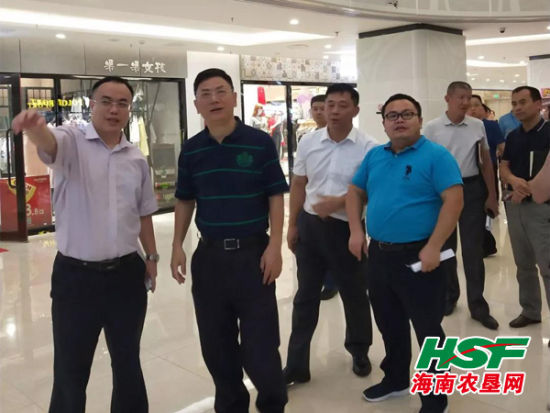 杨志成(左二)巡视商场。