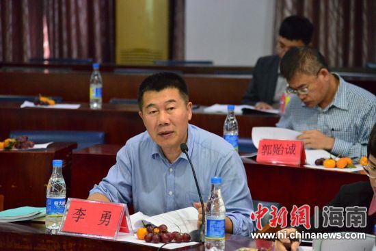 图为海南省旅游和文化广电体育厅旅游开发处处长李勇对《规划》进行评价。