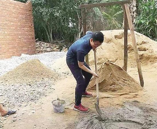　应验在农村帮农民搅拌水泥。