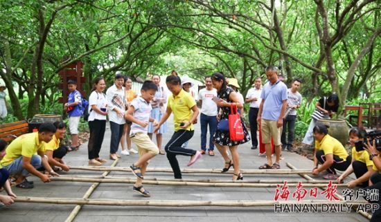 2019年7月18日，在海口冯塘绿园，游客在开心跳竹竿舞。海南日报记者张茂 摄