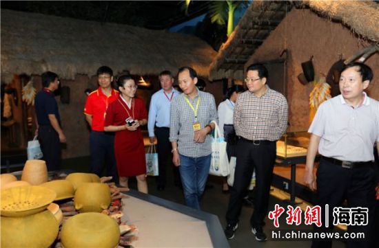 11月20日，与会代表实地考察陵水县城乡规划展览馆。 陈思国、胡阳供图