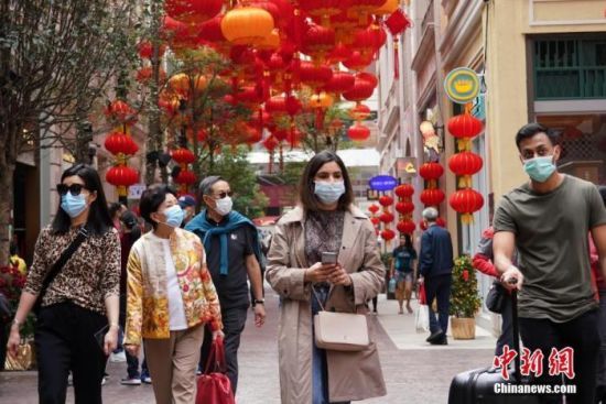 　　受新型肺炎疫情影响，大多数香港市民和游客戴口罩出行。中新社记者 张炜 摄