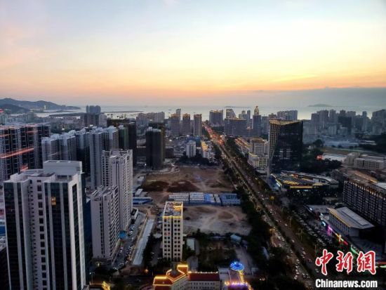 在三亚市中心一带远眺三亚湾。王晓斌 摄