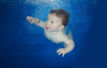 婴儿多游泳有助于增强体质但当心伤颈椎