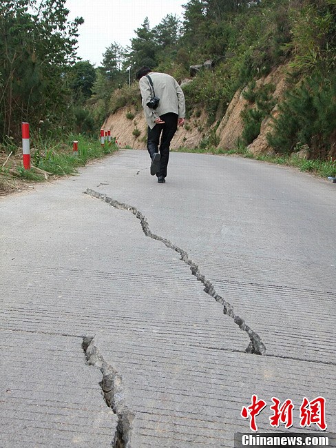 广东河源地震致一道路现裂缝 未发现人员伤亡