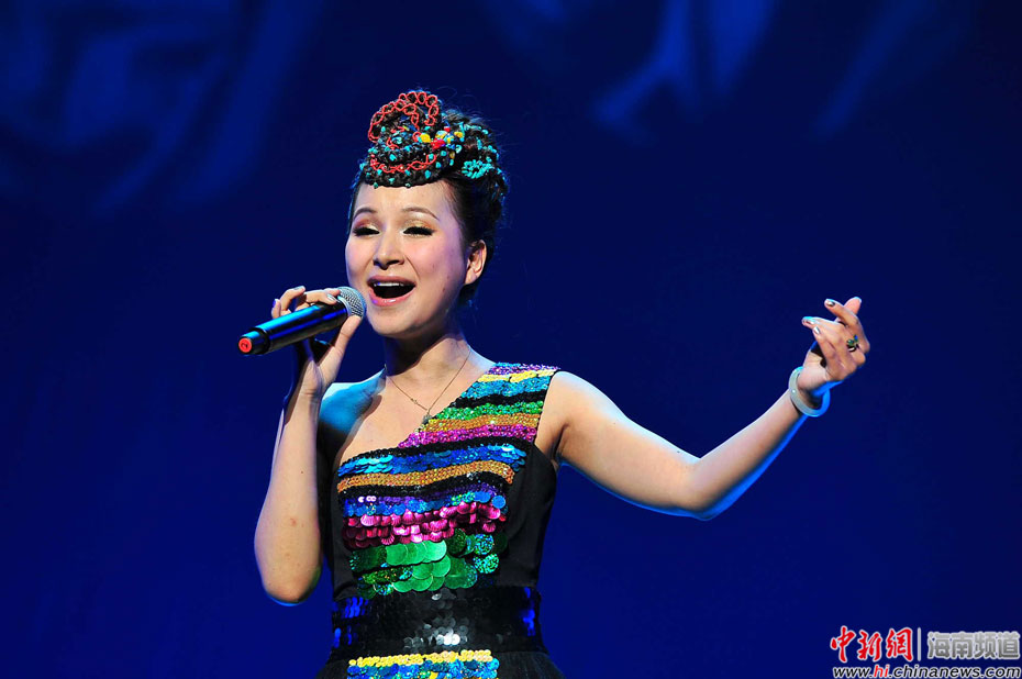 藏族女歌手泽仁央金演唱《在那东山顶上》