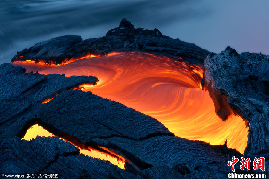 摄影师冒死拍火山岩浆流淌