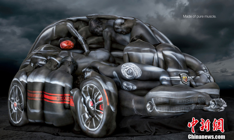另类人体彩绘:裸模组成汽车