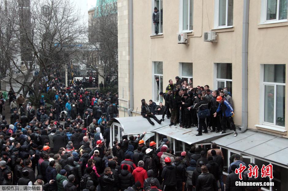 乌克兰东部城市声援俄罗斯活动爆发暴力冲突(