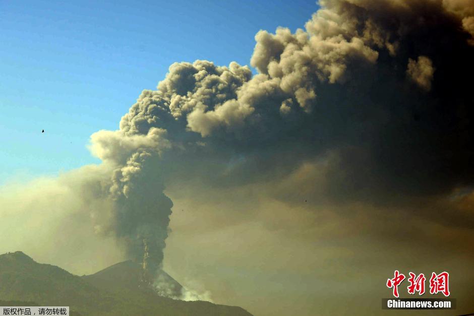 危地马拉火山喷发浓烟冲天