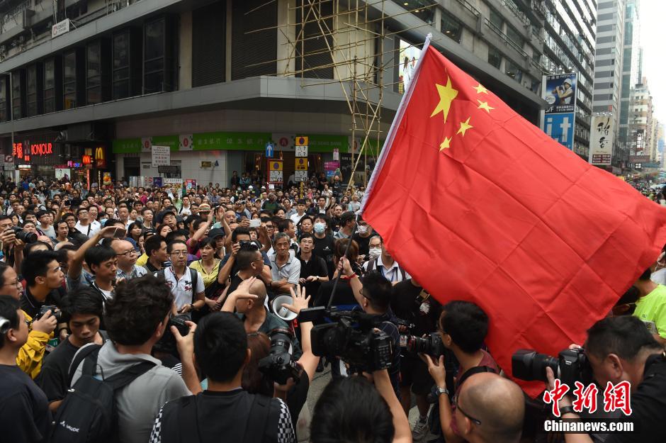 香港旺角非法集会者围攻推撞反占中市民