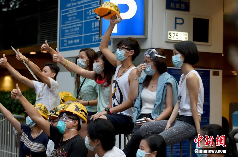 香港占中非法集会者为逃避法律责任而蒙面行