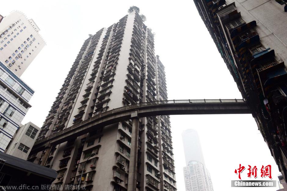 重庆现最高天桥离地约40米 13层高穿楼而过