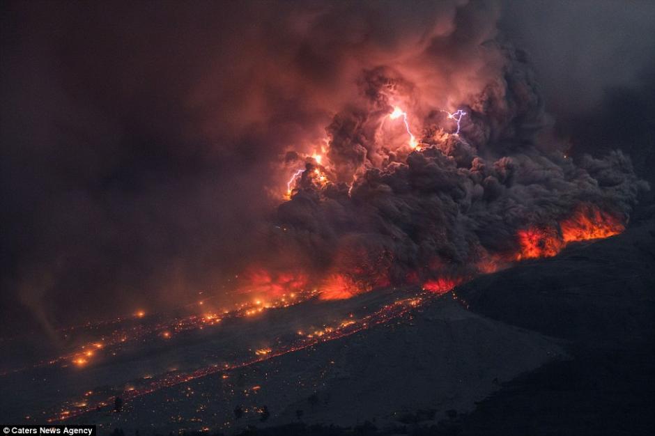 摄影师拍摄印尼火山喷发犹如末世(2)