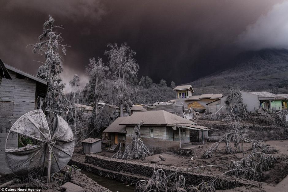 摄影师拍摄印尼火山喷发犹如末世(5)