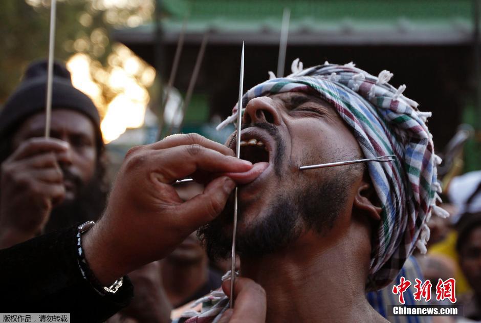 印度民众重口味过节方式 自戳眼珠钢针穿舌(3