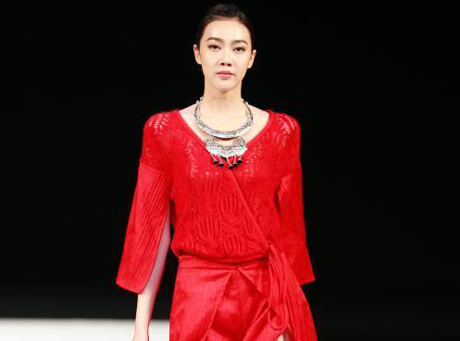 中国国际时装周 模特T台赤脚走秀