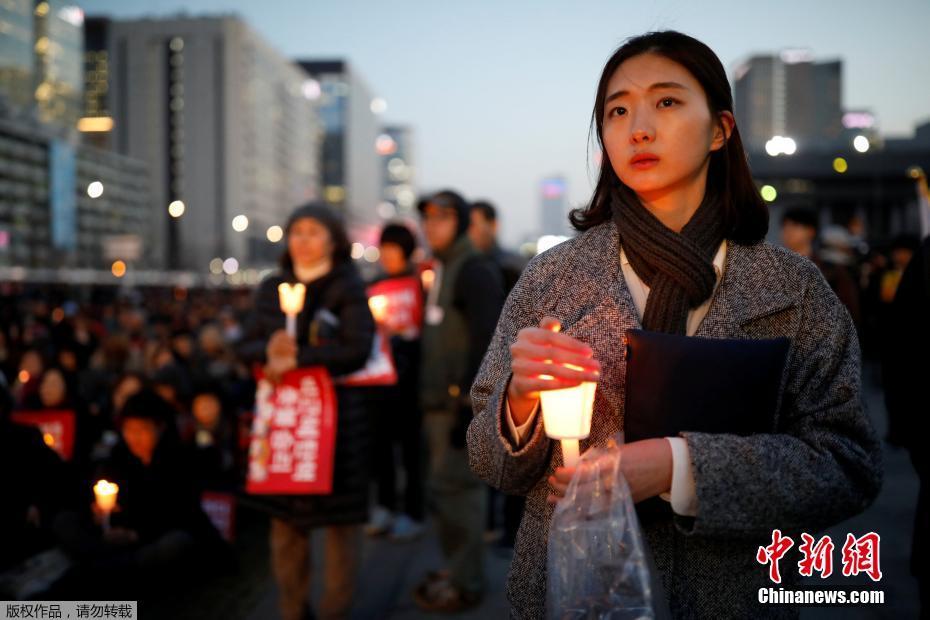 朴槿惠下台后韩国民众举行烛光集会