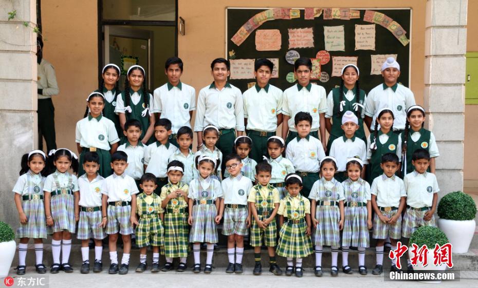 印度一学校有17对双胞胎 心疼他们的老师