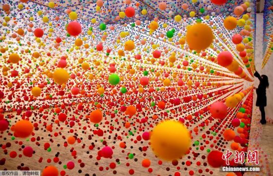 艺术家设计巨型艺术装置 五万多个彩色小球连