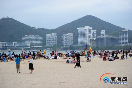 春节临近超50万东北人来三亚 景区海滩人头攒