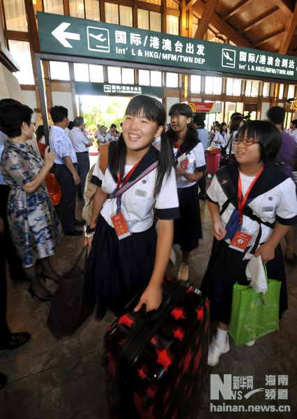 来自日本灾区的孩子在机场准备登机