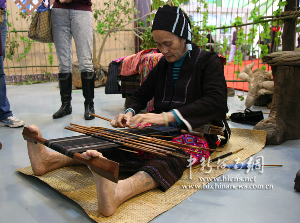 槟榔谷黎族阿婆在休闲农业展馆内展示黎锦织技
