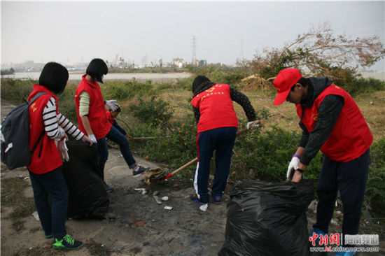 金盘中专的青年志愿者在清理垃圾