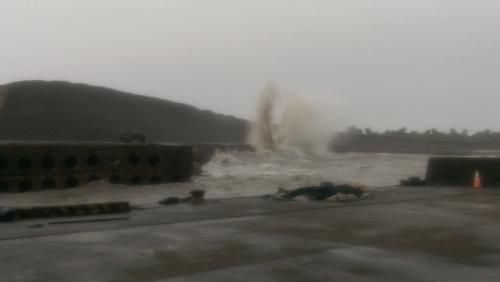 台风远离近千公里 台湾海岸暗藏致命 疯狗浪