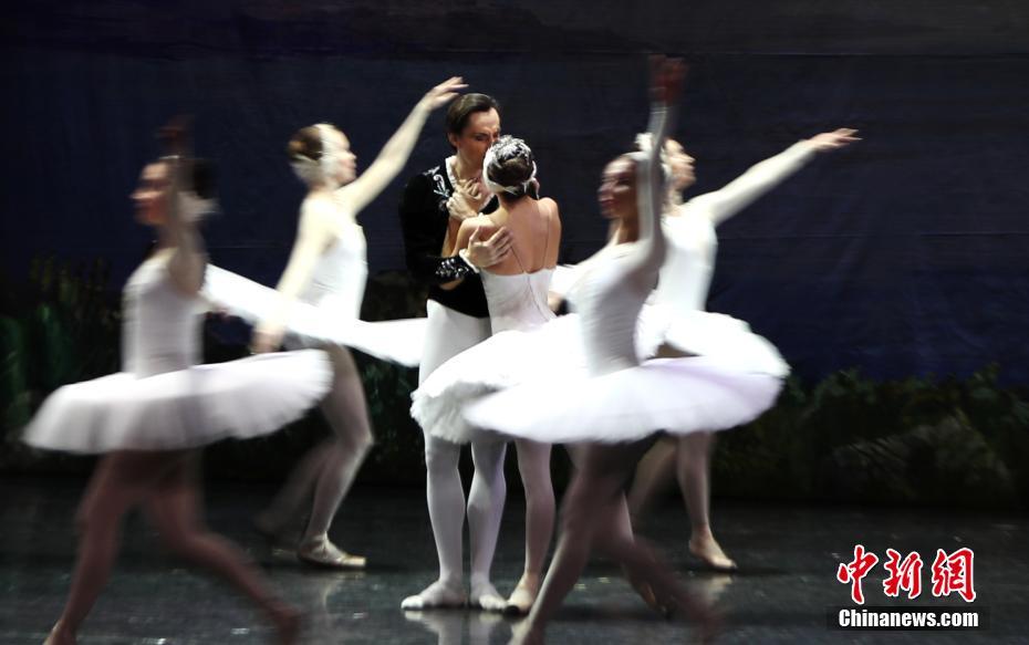 俄罗斯古典芭蕾舞剧《天鹅湖》在南昌翩翩起