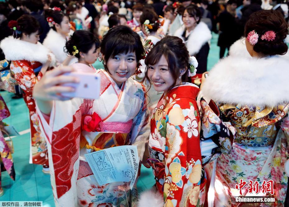 日本少女穿和服出席成人节庆祝仪式(2)