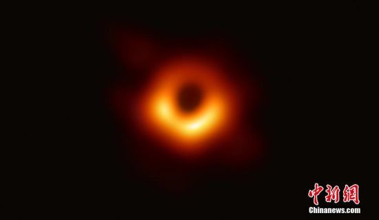 人类首张黑洞照片面世 距地球5500万光年